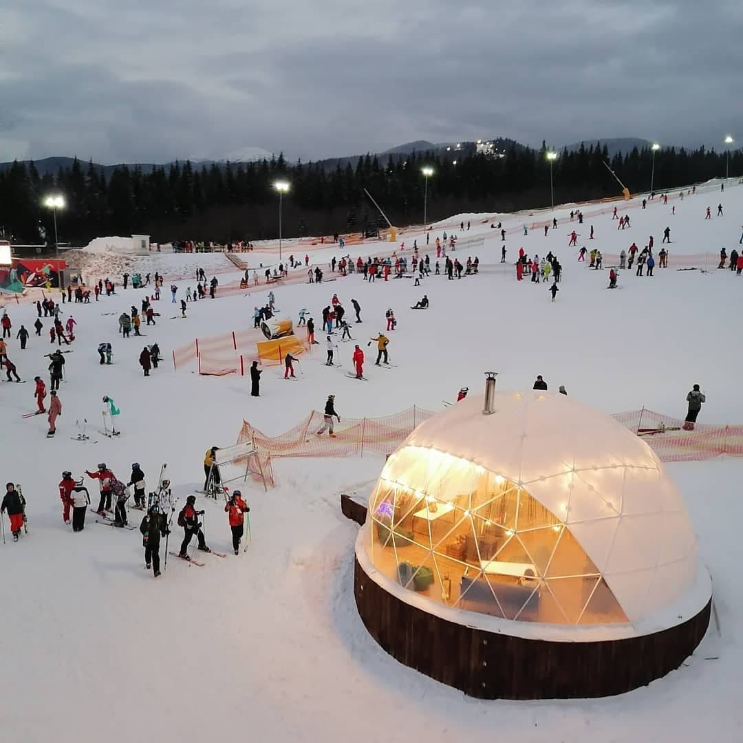 Появились новые фото из Буковеля: люди хвалят рестораны и ларечки